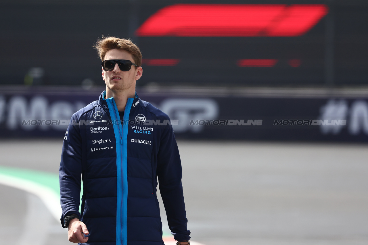 GP MESSICO, Logan Sargeant (USA) Williams Racing walks the circuit.

26.10.2023. Formula 1 World Championship, Rd 20, Mexican Grand Prix, Mexico City, Mexico, Preparation Day.

- www.xpbimages.com, EMail: requests@xpbimages.com © Copyright: Bearne / XPB Images
