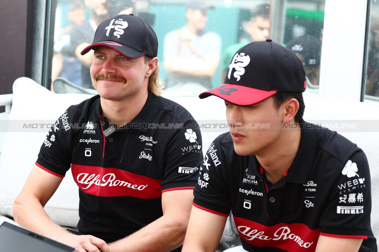GP MESSICO, (L to R): Valtteri Bottas (FIN) Alfa Romeo F1 Team with team mate Zhou Guanyu (CHN) Alfa Romeo F1 Team.

26.10.2023. Formula 1 World Championship, Rd 20, Mexican Grand Prix, Mexico City, Mexico, Preparation Day.

 - www.xpbimages.com, EMail: requests@xpbimages.com © Copyright: Coates / XPB Images