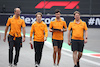 GP MESSICO, Lando Norris (GBR) McLaren walks the circuit with the team.
26.10.2023. Formula 1 World Championship, Rd 20, Mexican Grand Prix, Mexico City, Mexico, Preparation Day.
- www.xpbimages.com, EMail: requests@xpbimages.com © Copyright: Bearne / XPB Images