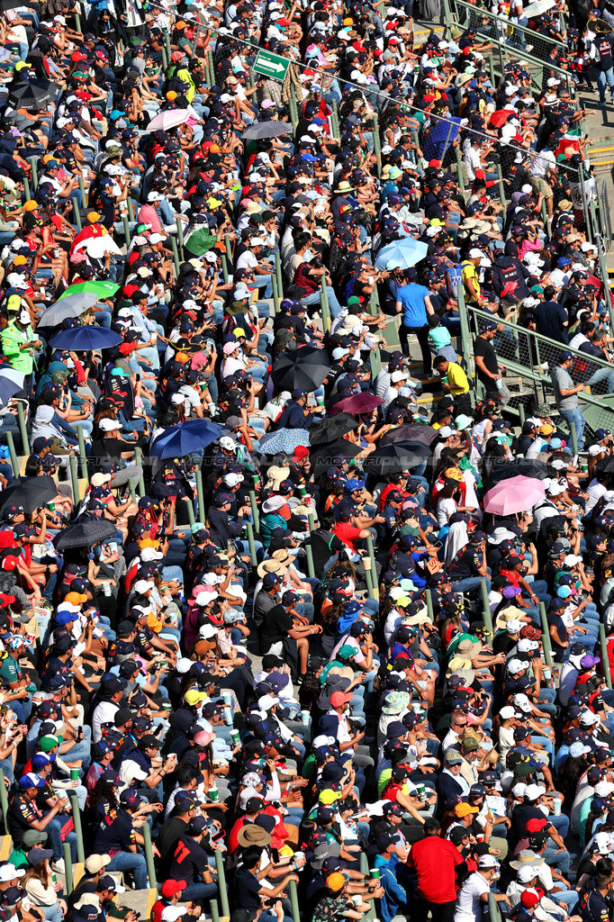 GP MESSICO, Circuit Atmosfera - fans in the grandstand.

28.10.2023. Formula 1 World Championship, Rd 20, Mexican Grand Prix, Mexico City, Mexico, Qualifiche Day.

- www.xpbimages.com, EMail: requests@xpbimages.com © Copyright: Moy / XPB Images