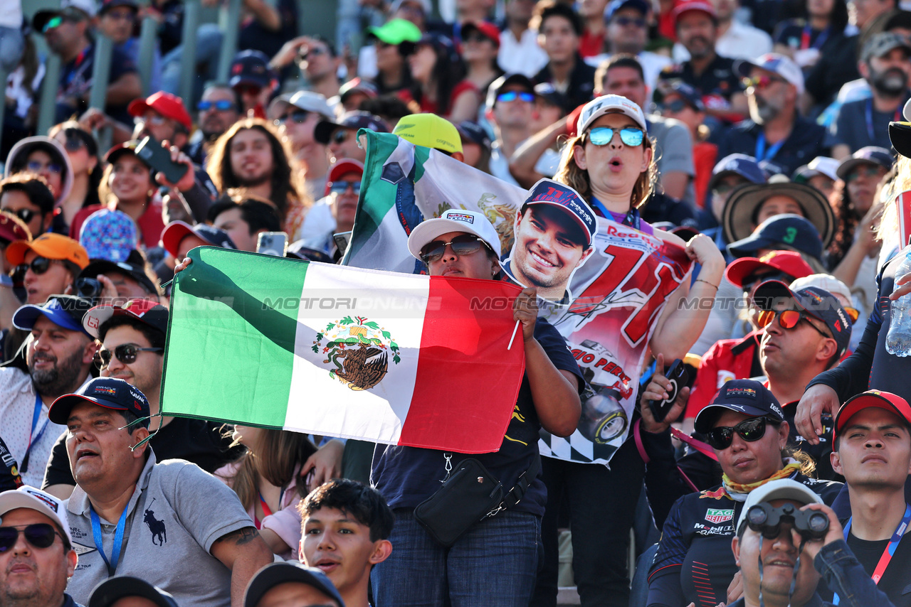GP MESSICO, Circuit Atmosfera - fans in the grandstand.

28.10.2023. Formula 1 World Championship, Rd 20, Mexican Grand Prix, Mexico City, Mexico, Qualifiche Day.

- www.xpbimages.com, EMail: requests@xpbimages.com © Copyright: Moy / XPB Images