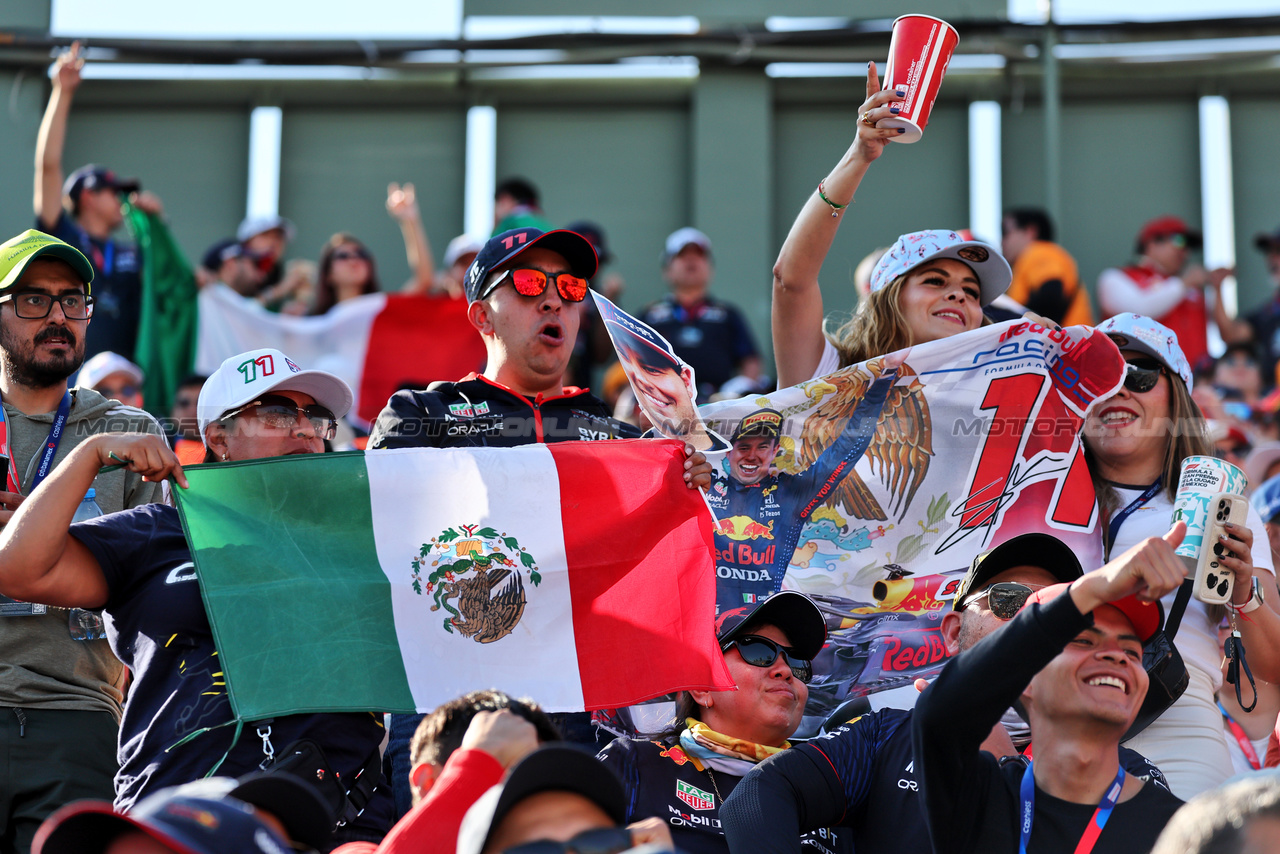 GP MESSICO, Circuit Atmosfera - fans in the grandstand.

28.10.2023. Formula 1 World Championship, Rd 20, Mexican Grand Prix, Mexico City, Mexico, Qualifiche Day.

- www.xpbimages.com, EMail: requests@xpbimages.com © Copyright: Moy / XPB Images