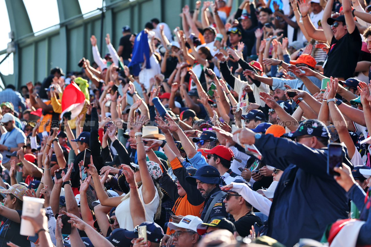 GP MESSICO, Circuit Atmosfera - fans in the grandstand.

28.10.2023. Formula 1 World Championship, Rd 20, Mexican Grand Prix, Mexico City, Mexico, Qualifiche Day.

- www.xpbimages.com, EMail: requests@xpbimages.com © Copyright: Moy / XPB Images