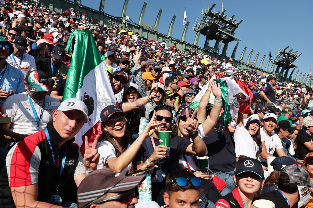 GP MESSICO, Circuit Atmosfera - fans in the grandstand.

28.10.2023. Formula 1 World Championship, Rd 20, Mexican Grand Prix, Mexico City, Mexico, Qualifiche Day.

- www.xpbimages.com, EMail: requests@xpbimages.com © Copyright: Moy / XPB Images