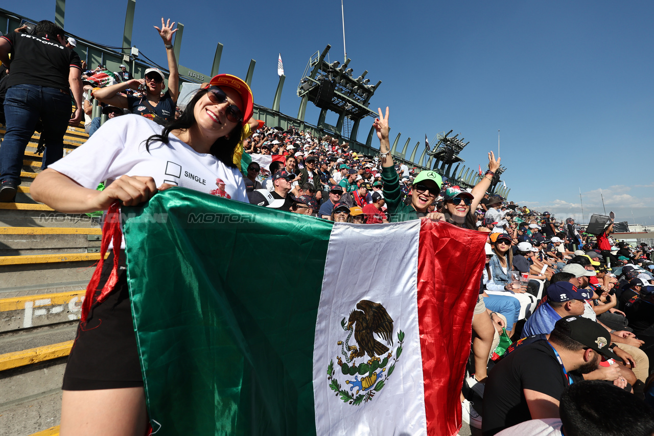 GP MESSICO, Circuit Atmosfera - fans in the grandstand.

28.10.2023. Formula 1 World Championship, Rd 20, Mexican Grand Prix, Mexico City, Mexico, Qualifiche Day.

- www.xpbimages.com, EMail: requests@xpbimages.com © Copyright: Moy / XPB Images