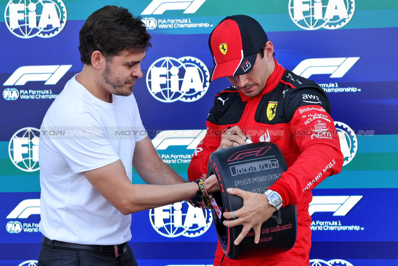 GP MESSICO, Charles Leclerc (MON) Ferrari receives the Pirelli Pole Position Award in qualifying parc ferme.

28.10.2023. Formula 1 World Championship, Rd 20, Mexican Grand Prix, Mexico City, Mexico, Qualifiche Day.

- www.xpbimages.com, EMail: requests@xpbimages.com © Copyright: Bearne / XPB Images