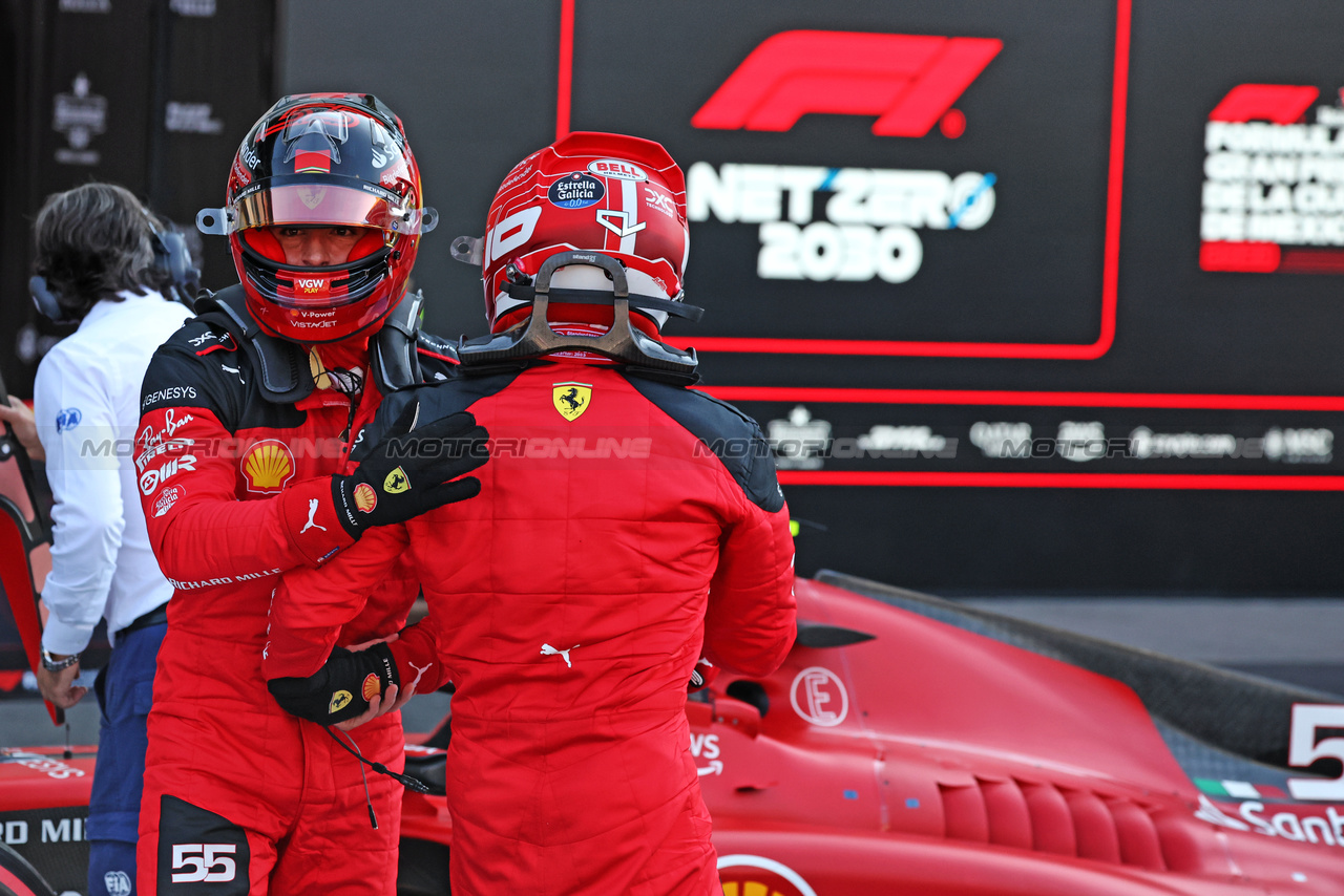 GP MESSICO, (L to R): Carlos Sainz Jr (ESP) Ferrari e pole sitter Charles Leclerc (MON) Ferrari SF-23 in qualifying parc ferme.

28.10.2023. Formula 1 World Championship, Rd 20, Mexican Grand Prix, Mexico City, Mexico, Qualifiche Day.

- www.xpbimages.com, EMail: requests@xpbimages.com © Copyright: Moy / XPB Images