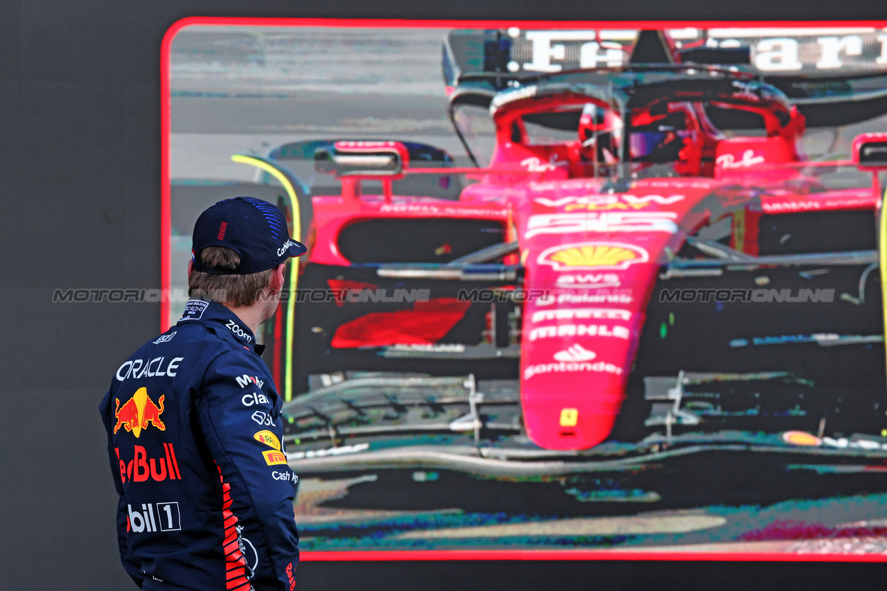 GP MESSICO, Max Verstappen (NLD) Red Bull Racing RB19 watches Carlos Sainz Jr (ESP) Ferrari SF-23 in qualifying parc ferme.

28.10.2023. Formula 1 World Championship, Rd 20, Mexican Grand Prix, Mexico City, Mexico, Qualifiche Day.

- www.xpbimages.com, EMail: requests@xpbimages.com © Copyright: Moy / XPB Images