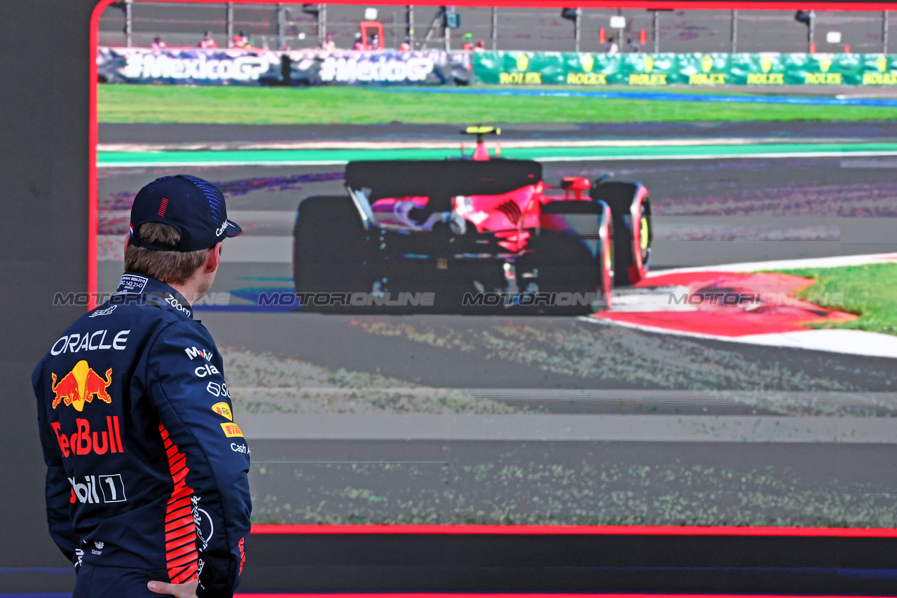 GP MESSICO, Max Verstappen (NLD) Red Bull Racing RB19 watches Carlos Sainz Jr (ESP) Ferrari SF-23 in qualifying parc ferme.

28.10.2023. Formula 1 World Championship, Rd 20, Mexican Grand Prix, Mexico City, Mexico, Qualifiche Day.

- www.xpbimages.com, EMail: requests@xpbimages.com © Copyright: Moy / XPB Images