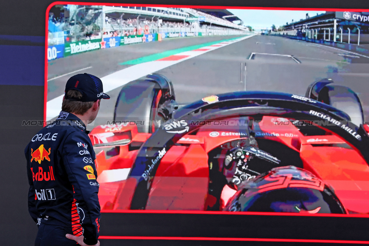 GP MESSICO, Max Verstappen (NLD) Red Bull Racing RB19 watches Carlos Sainz Jr (ESP) Ferrari SF-23 in qualifying parc ferme.

28.10.2023. Formula 1 World Championship, Rd 20, Mexican Grand Prix, Mexico City, Mexico, Qualifiche Day.

- www.xpbimages.com, EMail: requests@xpbimages.com © Copyright: Moy / XPB Images