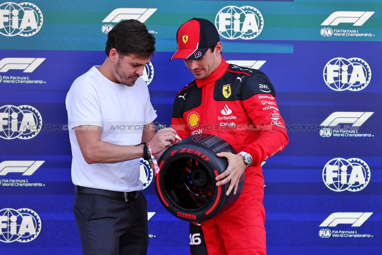 GP MESSICO, Charles Leclerc (MON) Ferrari receives the Pirelli Pole Position Award in qualifying parc ferme.

28.10.2023. Formula 1 World Championship, Rd 20, Mexican Grand Prix, Mexico City, Mexico, Qualifiche Day.

- www.xpbimages.com, EMail: requests@xpbimages.com © Copyright: Moy / XPB Images