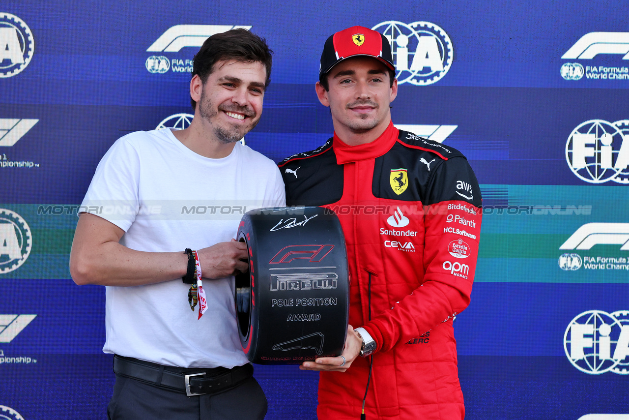 GP MESSICO, Charles Leclerc (MON) Ferrari receives the Pirelli Pole Position Award in qualifying parc ferme.

28.10.2023. Formula 1 World Championship, Rd 20, Mexican Grand Prix, Mexico City, Mexico, Qualifiche Day.

- www.xpbimages.com, EMail: requests@xpbimages.com © Copyright: Moy / XPB Images