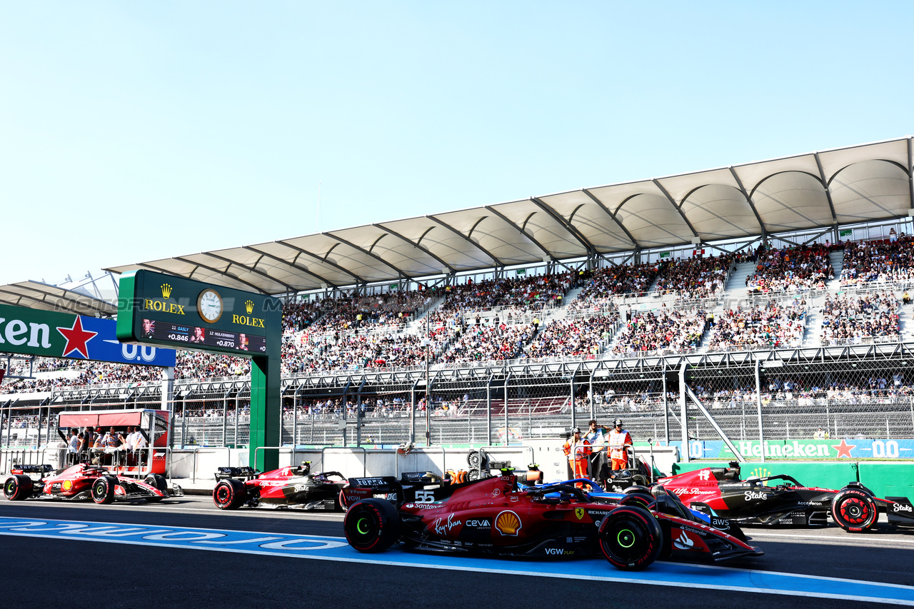 GP MESSICO, Carlos Sainz Jr (ESP) Ferrari SF-23 passes the stationary Valtteri Bottas (FIN) Alfa Romeo F1 Team C43; Logan Sargeant (USA) Williams Racing FW45; Zhou Guanyu (CHN) Alfa Romeo F1 Team C43; e Charles Leclerc (MON) Ferrari SF-23 at the end of the pit lane.

28.10.2023. Formula 1 World Championship, Rd 20, Mexican Grand Prix, Mexico City, Mexico, Qualifiche Day.

- www.xpbimages.com, EMail: requests@xpbimages.com © Copyright: Bearne / XPB Images