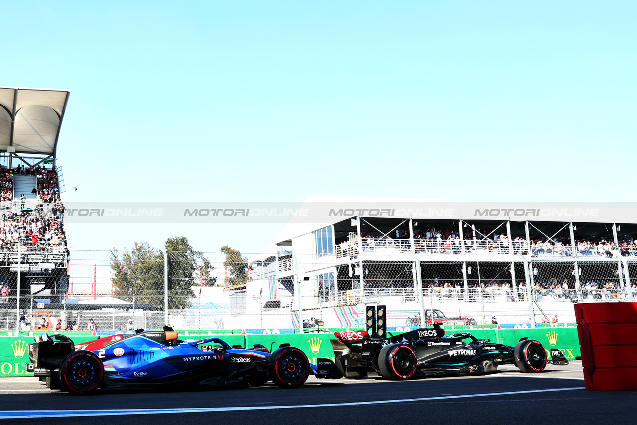 GP MESSICO, George Russell (GBR) Mercedes AMG F1 W14 stationary at the end of the pit lane with Logan Sargeant (USA) Williams Racing FW45 e Valtteri Bottas (FIN) Alfa Romeo F1 Team C43 behind.

28.10.2023. Formula 1 World Championship, Rd 20, Mexican Grand Prix, Mexico City, Mexico, Qualifiche Day.

- www.xpbimages.com, EMail: requests@xpbimages.com © Copyright: Bearne / XPB Images