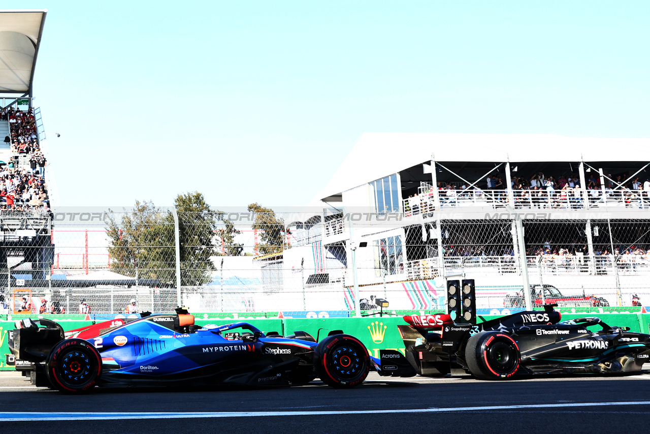 GP MESSICO, George Russell (GBR) Mercedes AMG F1 W14 stationary at the end of the pit lane with Logan Sargeant (USA) Williams Racing FW45 e Valtteri Bottas (FIN) Alfa Romeo F1 Team C43 behind.

28.10.2023. Formula 1 World Championship, Rd 20, Mexican Grand Prix, Mexico City, Mexico, Qualifiche Day.

- www.xpbimages.com, EMail: requests@xpbimages.com © Copyright: Bearne / XPB Images