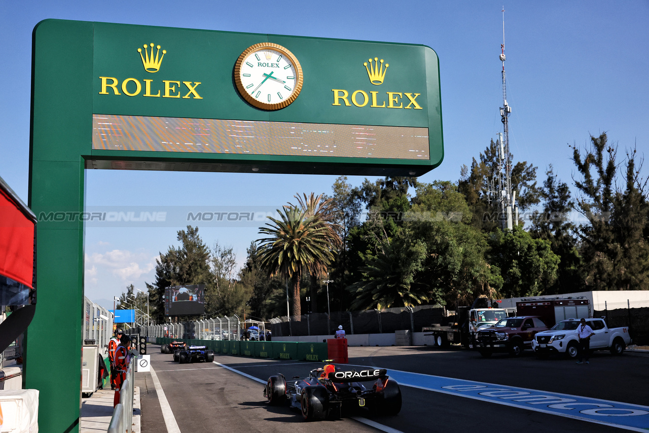 GP MESSICO, Sergio Perez (MEX) Red Bull Racing RB19 leaves the pits.

28.10.2023. Formula 1 World Championship, Rd 20, Mexican Grand Prix, Mexico City, Mexico, Qualifiche Day.

- www.xpbimages.com, EMail: requests@xpbimages.com © Copyright: Bearne / XPB Images