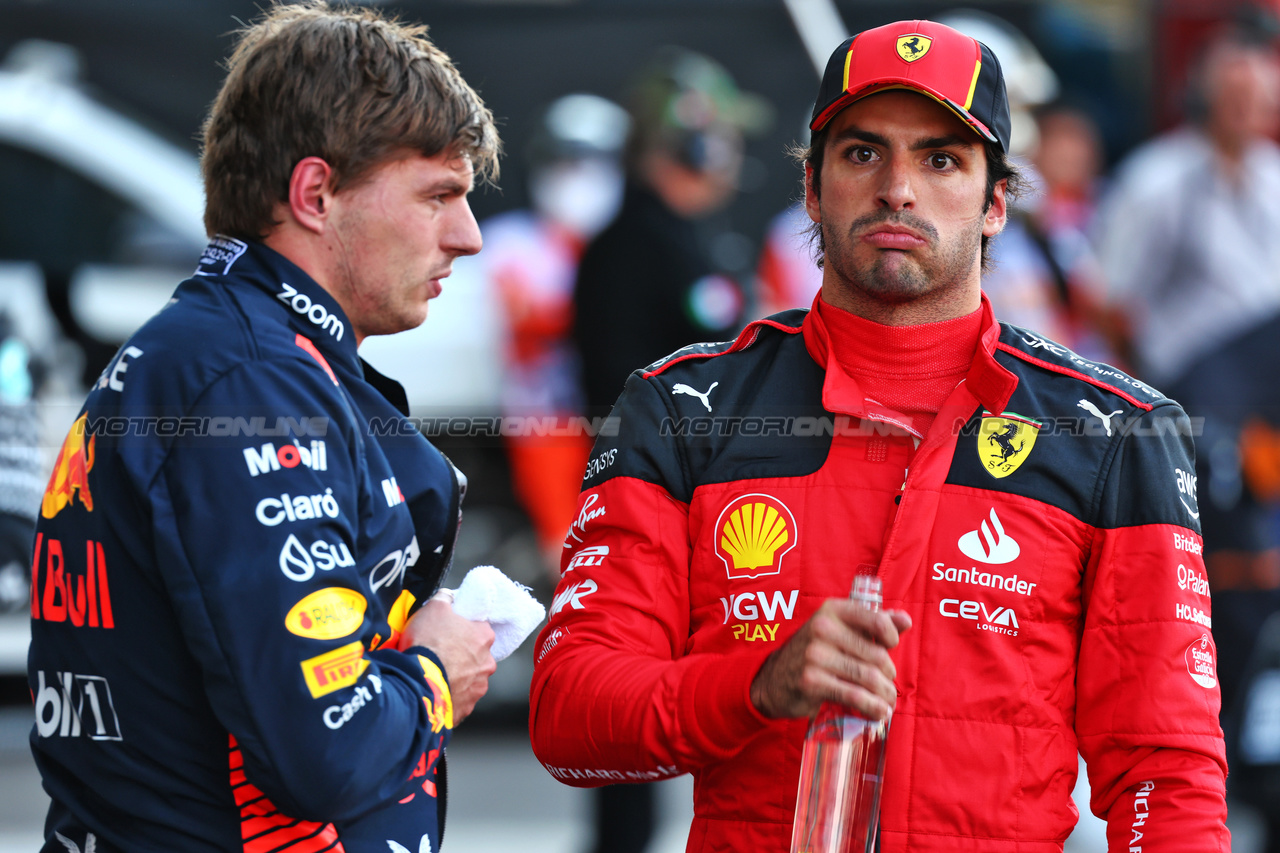 GP MESSICO, (L to R): Max Verstappen (NLD) Red Bull Racing in qualifying parc ferme with Carlos Sainz Jr (ESP) Ferrari.

28.10.2023. Formula 1 World Championship, Rd 20, Mexican Grand Prix, Mexico City, Mexico, Qualifiche Day.

 - www.xpbimages.com, EMail: requests@xpbimages.com © Copyright: Coates / XPB Images