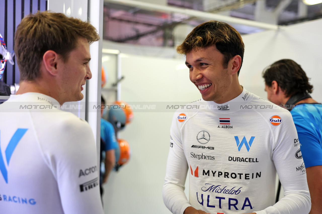 GP MESSICO, (L to R): Logan Sargeant (USA) Williams Racing with Alexander Albon (THA) Williams Racing.

28.10.2023. Formula 1 World Championship, Rd 20, Mexican Grand Prix, Mexico City, Mexico, Qualifiche Day.

- www.xpbimages.com, EMail: requests@xpbimages.com © Copyright: Bearne / XPB Images