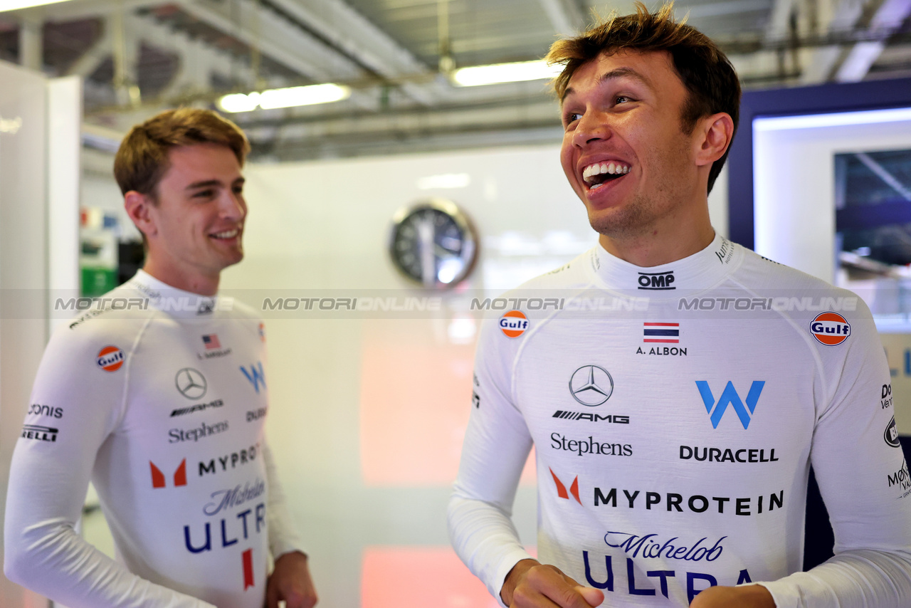 GP MESSICO, (L to R): Logan Sargeant (USA) Williams Racing with Alexander Albon (THA) Williams Racing.

28.10.2023. Formula 1 World Championship, Rd 20, Mexican Grand Prix, Mexico City, Mexico, Qualifiche Day.

- www.xpbimages.com, EMail: requests@xpbimages.com © Copyright: Bearne / XPB Images