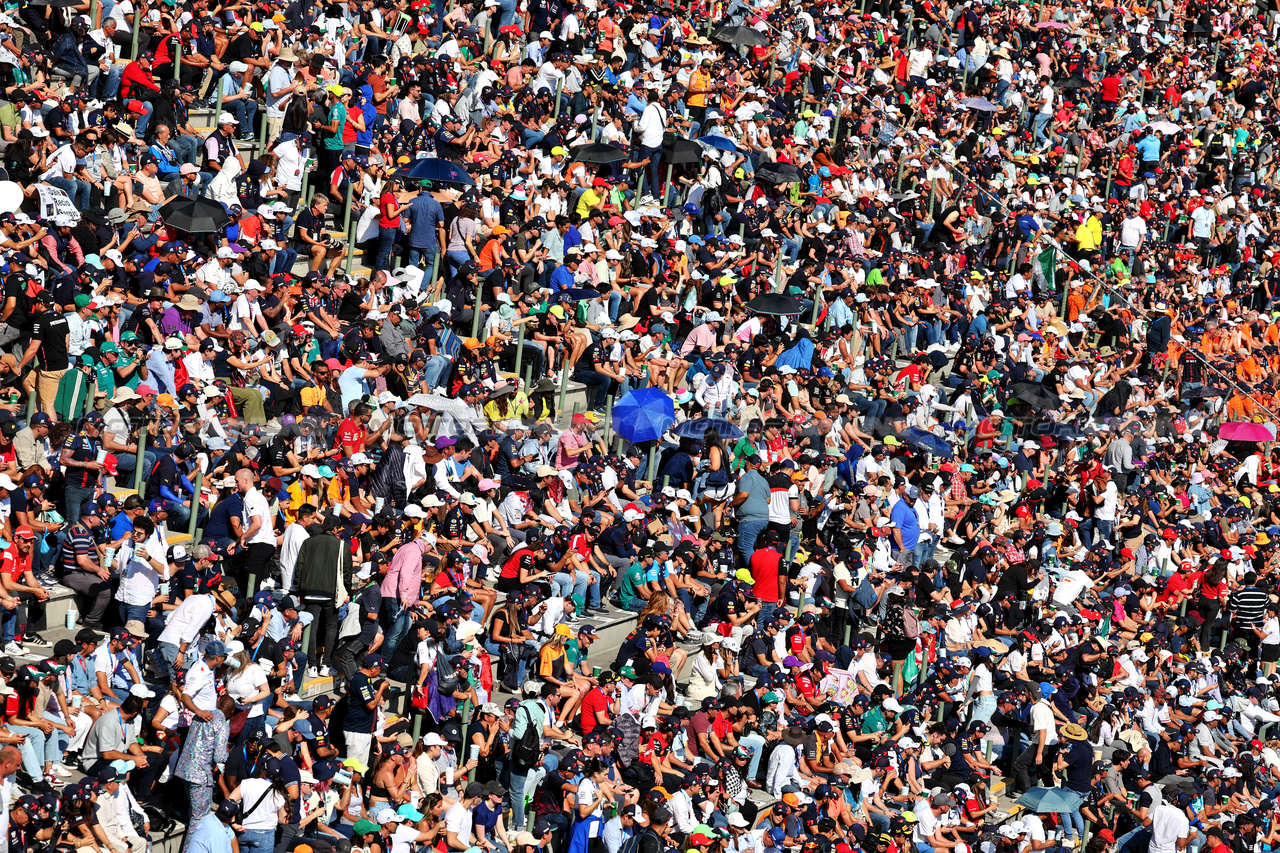 GP MESSICO, Circuit Atmosfera - fans in the grandstand.

28.10.2023. Formula 1 World Championship, Rd 20, Mexican Grand Prix, Mexico City, Mexico, Qualifiche Day.

- www.xpbimages.com, EMail: requests@xpbimages.com © Copyright: Moy / XPB Images