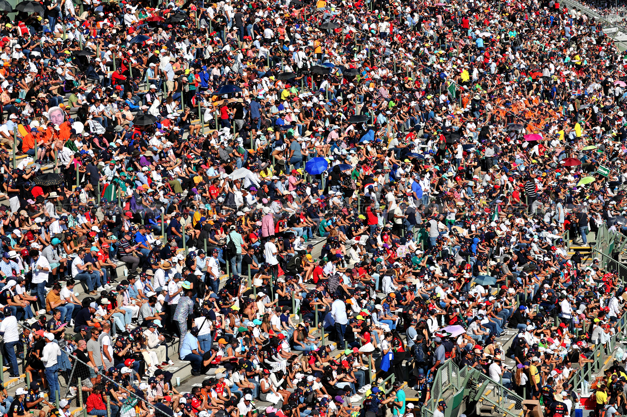 GP MESSICO, Circuit Atmosfera - fans in the grandstand.

28.10.2023. Formula 1 World Championship, Rd 20, Mexican Grand Prix, Mexico City, Mexico, Qualifiche Day.

- www.xpbimages.com, EMail: requests@xpbimages.com © Copyright: Moy / XPB Images