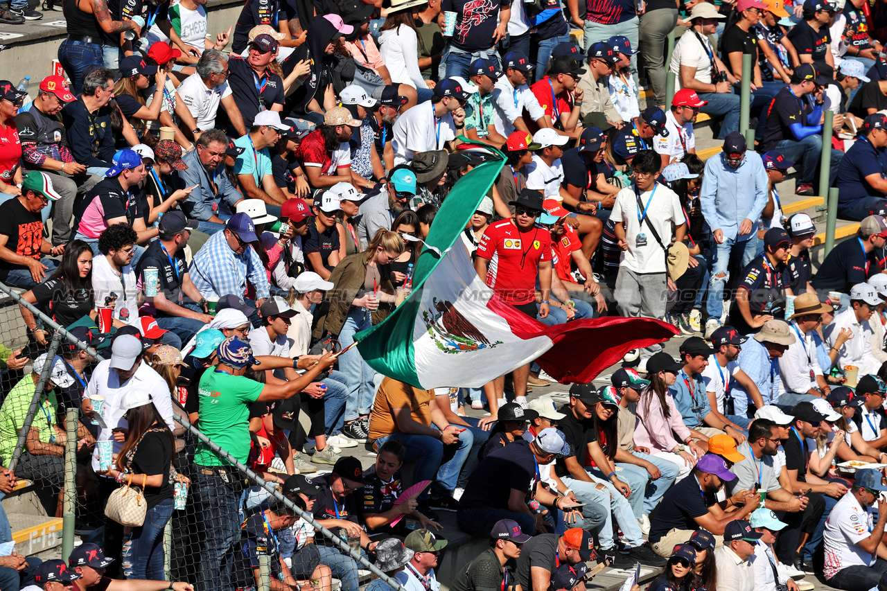 GP MESSICO, Circuit Atmosfera - fans in the grandstand.

28.10.2023. Formula 1 World Championship, Rd 20, Mexican Grand Prix, Mexico City, Mexico, Qualifiche Day.

- www.xpbimages.com, EMail: requests@xpbimages.com © Copyright: Moy / XPB Images