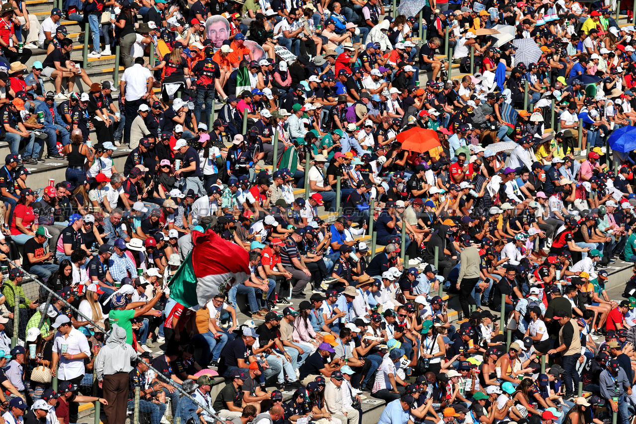 GP MESSICO, Circuit Atmosfera - fans in the grandstand.

28.10.2023. Formula 1 World Championship, Rd 20, Mexican Grand Prix, Mexico City, Mexico, Qualifiche Day.

- www.xpbimages.com, EMail: requests@xpbimages.com © Copyright: Moy / XPB Images