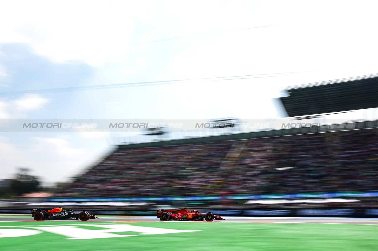 GP MESSICO, Carlos Sainz Jr (ESP), Ferrari e Max Verstappen (NLD), Red Bull Racing 
27.10.2023. Formula 1 World Championship, Rd 20, Mexican Grand Prix, Mexico City, Mexico, Practice Day.
- www.xpbimages.com, EMail: requests@xpbimages.com © Copyright: Charniaux / XPB Images