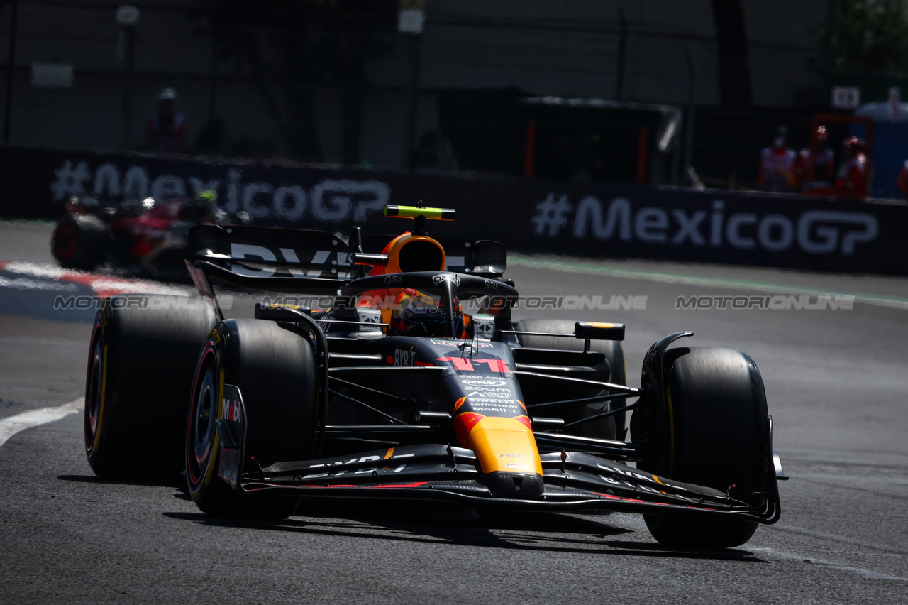 GP MESSICO, Sergio Perez (MEX), Red Bull Racing 
27.10.2023. Formula 1 World Championship, Rd 20, Mexican Grand Prix, Mexico City, Mexico, Practice Day.
- www.xpbimages.com, EMail: requests@xpbimages.com © Copyright: Charniaux / XPB Images