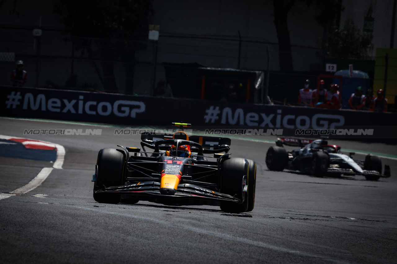 GP MESSICO, Sergio Perez (MEX), Red Bull Racing 
27.10.2023. Formula 1 World Championship, Rd 20, Mexican Grand Prix, Mexico City, Mexico, Practice Day.
- www.xpbimages.com, EMail: requests@xpbimages.com © Copyright: Charniaux / XPB Images