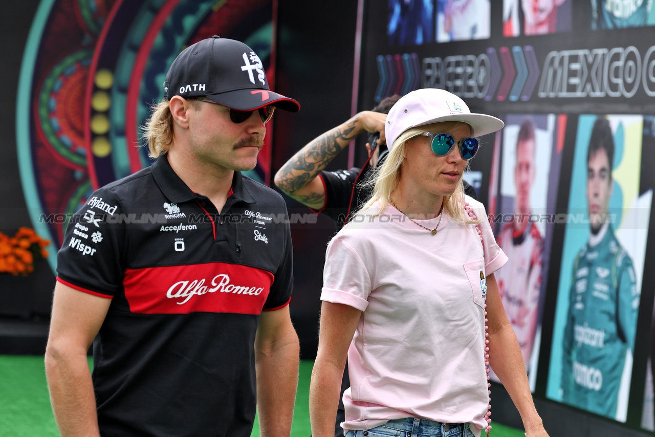 GP MESSICO, Valtteri Bottas (FIN) Alfa Romeo F1 Team with Domenica Tiffany Cromwell (AUS) Professional Cyclist.

27.10.2023. Formula 1 World Championship, Rd 20, Mexican Grand Prix, Mexico City, Mexico, Practice Day.

- www.xpbimages.com, EMail: requests@xpbimages.com © Copyright: Moy / XPB Images