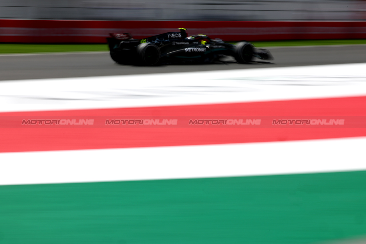 GP MESSICO, Lewis Hamilton (GBR) Mercedes AMG F1 W14.

27.10.2023. Formula 1 World Championship, Rd 20, Mexican Grand Prix, Mexico City, Mexico, Practice Day.

 - www.xpbimages.com, EMail: requests@xpbimages.com © Copyright: Coates / XPB Images