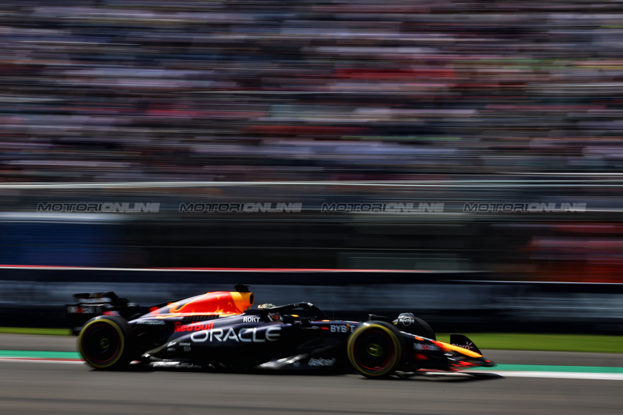 GP MESSICO, Max Verstappen (NLD) Red Bull Racing RB19.



27.10.2023. Formula 1 World Championship, Rd 20, Mexican Grand Prix, Mexico City, Mexico, Practice Day.

 - www.xpbimages.com, EMail: requests@xpbimages.com © Copyright: Coates / XPB Images