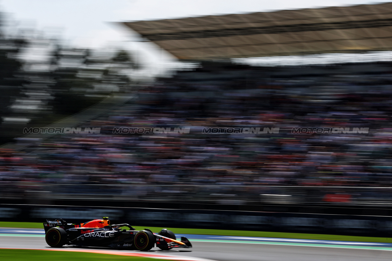 GP MESSICO, Sergio Perez (MEX) Red Bull Racing RB19.

27.10.2023. Formula 1 World Championship, Rd 20, Mexican Grand Prix, Mexico City, Mexico, Practice Day.

 - www.xpbimages.com, EMail: requests@xpbimages.com © Copyright: Coates / XPB Images