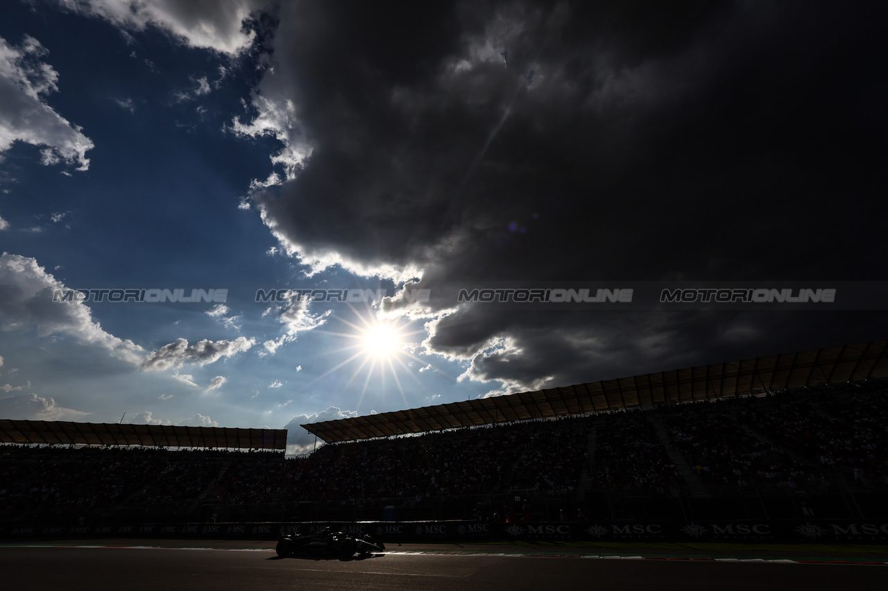 GP MESSICO, Lewis Hamilton (GBR), Mercedes AMG F1  
27.10.2023. Formula 1 World Championship, Rd 20, Mexican Grand Prix, Mexico City, Mexico, Practice Day.
- www.xpbimages.com, EMail: requests@xpbimages.com © Copyright: Charniaux / XPB Images
