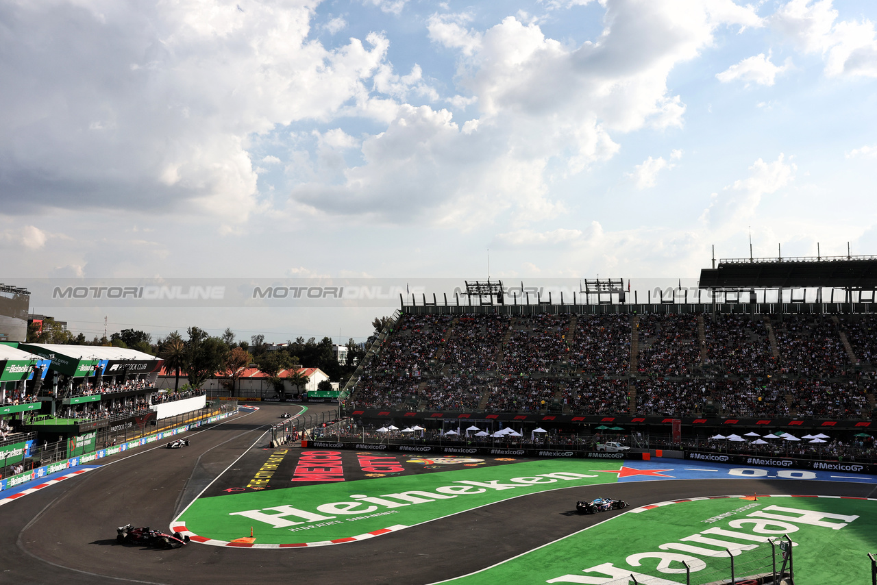 GP MESSICO, Pierre Gasly (FRA) Alpine F1 Team A523 davanti a Valtteri Bottas (FIN) Alfa Romeo F1 Team C43.

27.10.2023. Formula 1 World Championship, Rd 20, Mexican Grand Prix, Mexico City, Mexico, Practice Day.

- www.xpbimages.com, EMail: requests@xpbimages.com © Copyright: Bearne / XPB Images