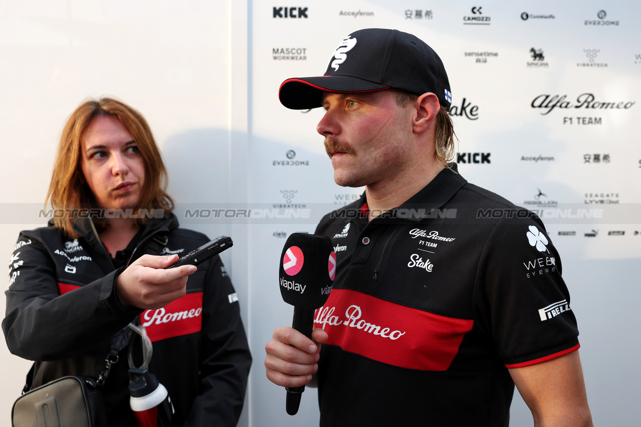 GP MESSICO, Valtteri Bottas (FIN) Alfa Romeo F1 Team with the media.

27.10.2023. Formula 1 World Championship, Rd 20, Mexican Grand Prix, Mexico City, Mexico, Practice Day.

- www.xpbimages.com, EMail: requests@xpbimages.com © Copyright: Bearne / XPB Images