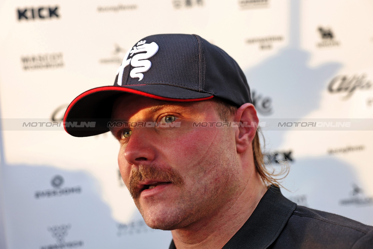 GP MESSICO, Valtteri Bottas (FIN) Alfa Romeo F1 Team with the media.

27.10.2023. Formula 1 World Championship, Rd 20, Mexican Grand Prix, Mexico City, Mexico, Practice Day.

- www.xpbimages.com, EMail: requests@xpbimages.com © Copyright: Bearne / XPB Images