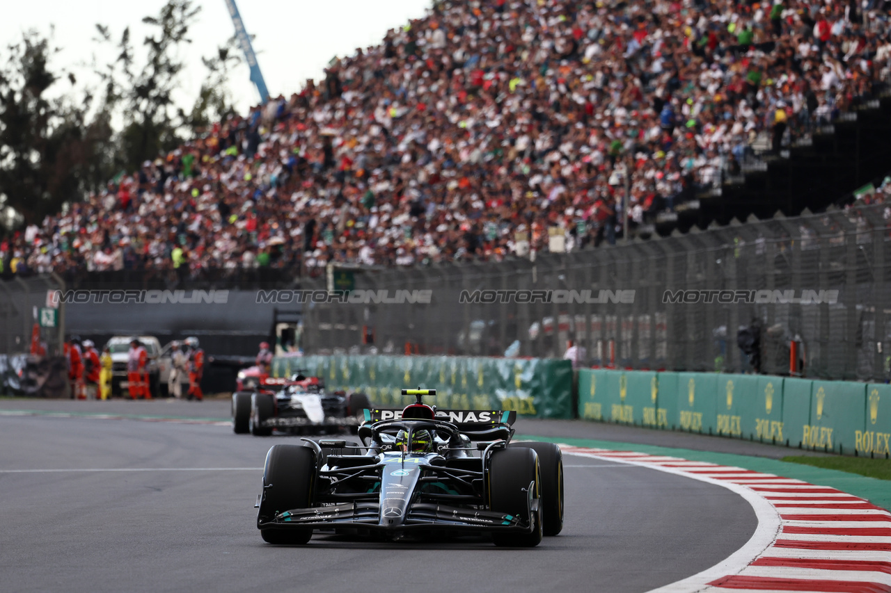 GP MESSICO, Lewis Hamilton (GBR) Mercedes AMG F1 W14.

27.10.2023. Formula 1 World Championship, Rd 20, Mexican Grand Prix, Mexico City, Mexico, Practice Day.

- www.xpbimages.com, EMail: requests@xpbimages.com © Copyright: Moy / XPB Images
