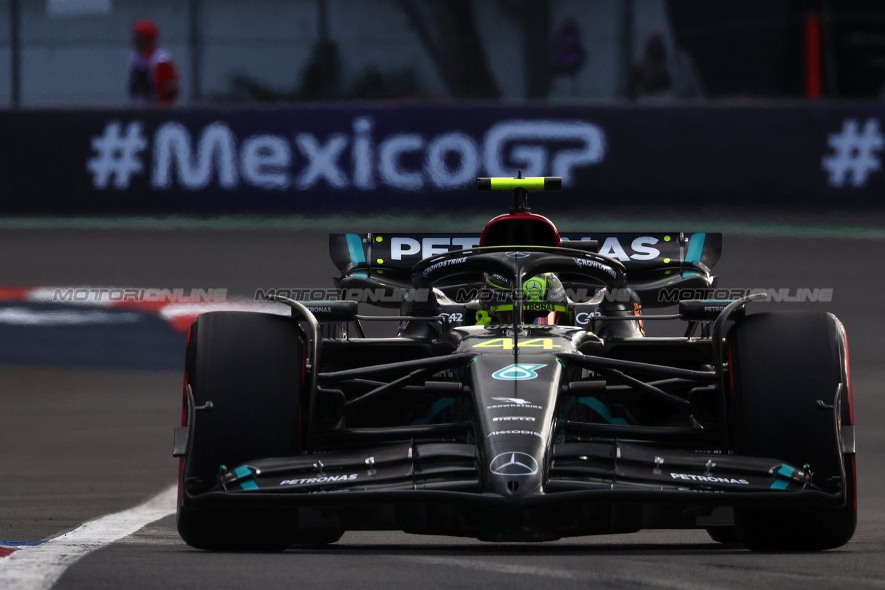 GP MESSICO, Lewis Hamilton (GBR) Mercedes AMG F1 W14.

27.10.2023. Formula 1 World Championship, Rd 20, Mexican Grand Prix, Mexico City, Mexico, Practice Day.

 - www.xpbimages.com, EMail: requests@xpbimages.com © Copyright: Coates / XPB Images
