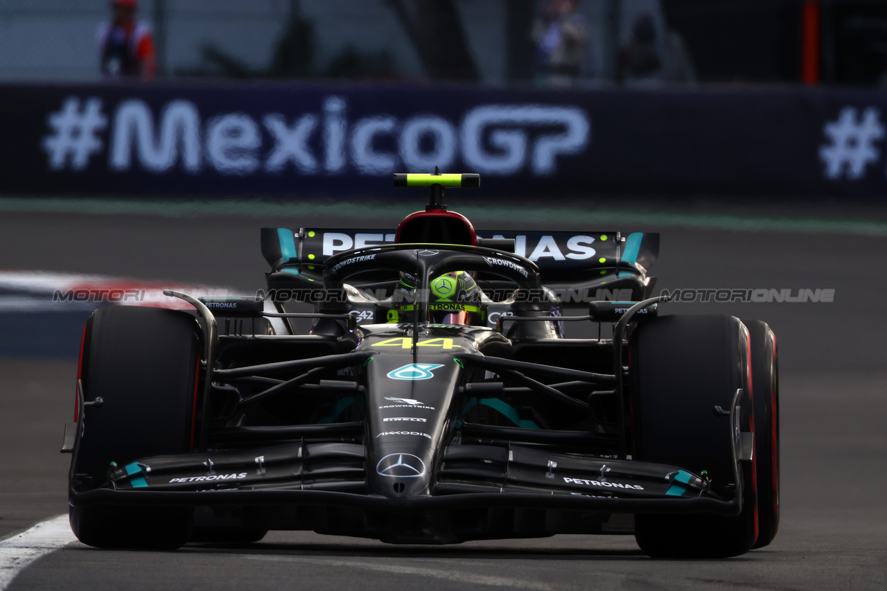 GP MESSICO, Lewis Hamilton (GBR) Mercedes AMG F1 W14.

27.10.2023. Formula 1 World Championship, Rd 20, Mexican Grand Prix, Mexico City, Mexico, Practice Day.

 - www.xpbimages.com, EMail: requests@xpbimages.com © Copyright: Coates / XPB Images