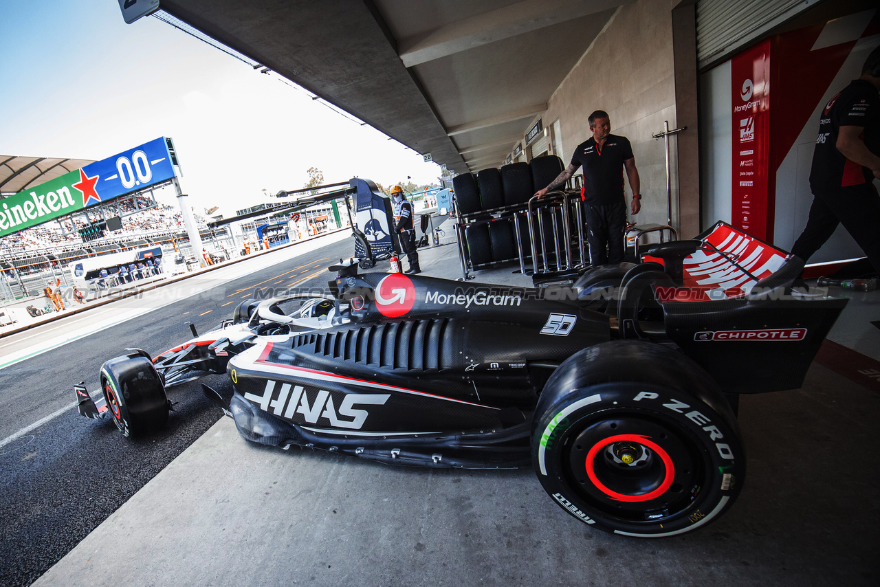 GP MESSICO, Oliver Bearman (GBR) Haas VF-23 Test Driver leaves the pits.

27.10.2023. Formula 1 World Championship, Rd 20, Mexican Grand Prix, Mexico City, Mexico, Practice Day.

- www.xpbimages.com, EMail: requests@xpbimages.com © Copyright: Bearne / XPB Images