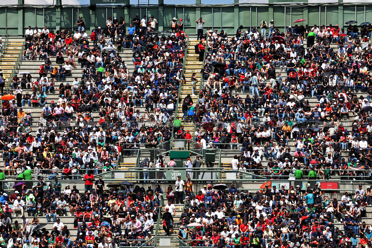 GP MESSICO, Circuit Atmosfera - fans in the grandstand.

27.10.2023. Formula 1 World Championship, Rd 20, Mexican Grand Prix, Mexico City, Mexico, Practice Day.

- www.xpbimages.com, EMail: requests@xpbimages.com © Copyright: Moy / XPB Images