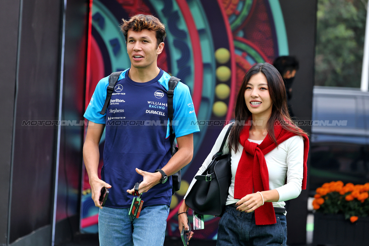 GP MESSICO, Alexander Albon (THA) Williams Racing with Domenica Muni Lily He (CHN) Professional Golfer.

27.10.2023. Formula 1 World Championship, Rd 20, Mexican Grand Prix, Mexico City, Mexico, Practice Day.

- www.xpbimages.com, EMail: requests@xpbimages.com © Copyright: Moy / XPB Images