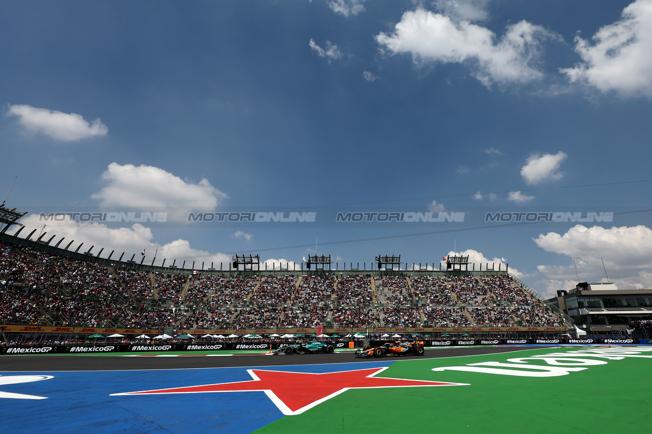 GP MESSICO, Oscar Piastri (AUS) McLaren MCL60 e Lance Stroll (CDN) Aston Martin F1 Team AMR23.

27.10.2023. Formula 1 World Championship, Rd 20, Mexican Grand Prix, Mexico City, Mexico, Practice Day.

- www.xpbimages.com, EMail: requests@xpbimages.com © Copyright: Moy / XPB Images
