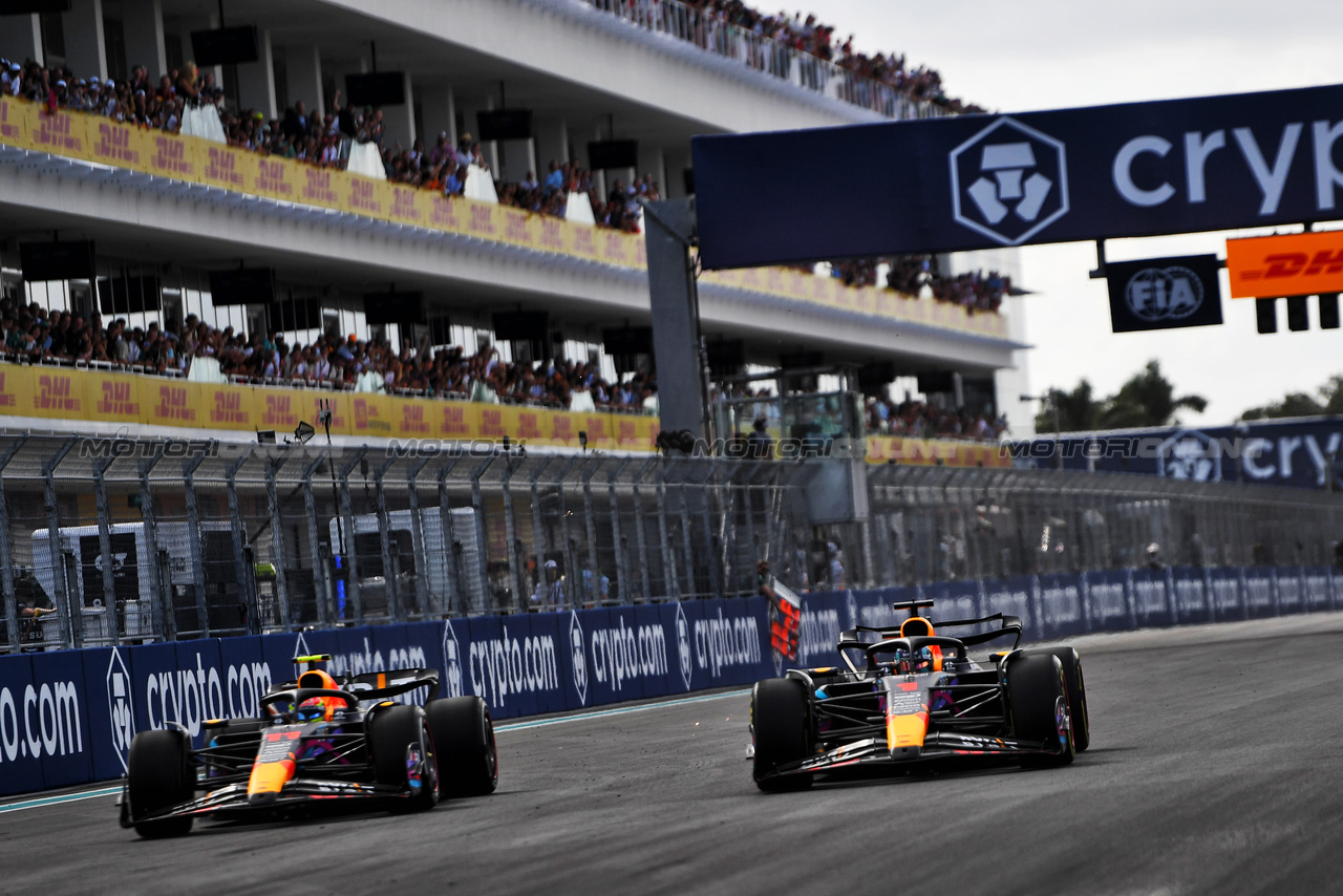 GP MIAMI, (L to R): Sergio Perez (MEX) Red Bull Racing RB19 e Max Verstappen (NLD) Red Bull Racing RB19 battle for the lead of the race.

07.05.2023. Formula 1 World Championship, Rd 5, Miami Grand Prix, Miami, Florida, USA, Gara Day.

- www.xpbimages.com, EMail: requests@xpbimages.com ¬© Copyright: Price / XPB Images