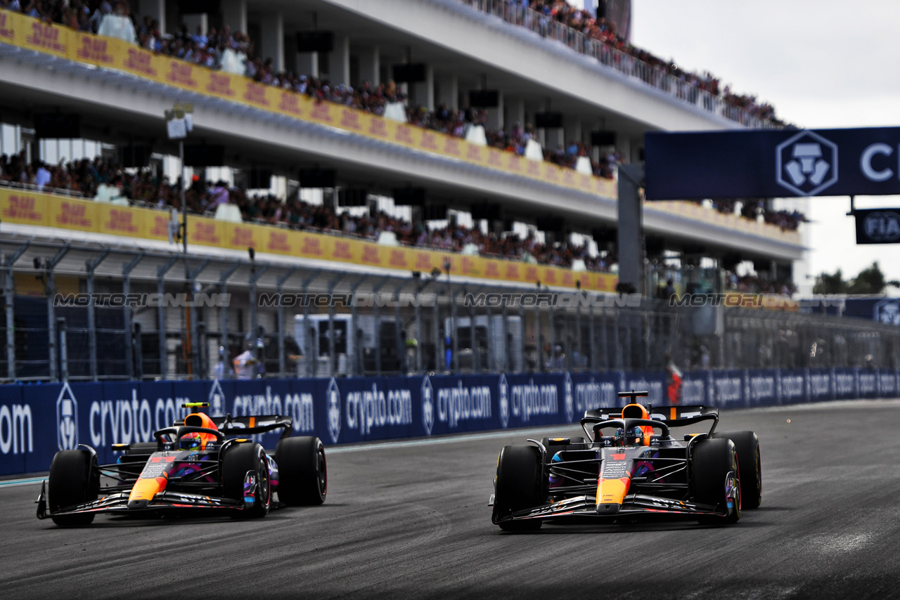 GP MIAMI, (L to R): Sergio Perez (MEX) Red Bull Racing RB19 e Max Verstappen (NLD) Red Bull Racing RB19 battle for the lead of the race.

07.05.2023. Formula 1 World Championship, Rd 5, Miami Grand Prix, Miami, Florida, USA, Gara Day.

- www.xpbimages.com, EMail: requests@xpbimages.com ¬© Copyright: Price / XPB Images