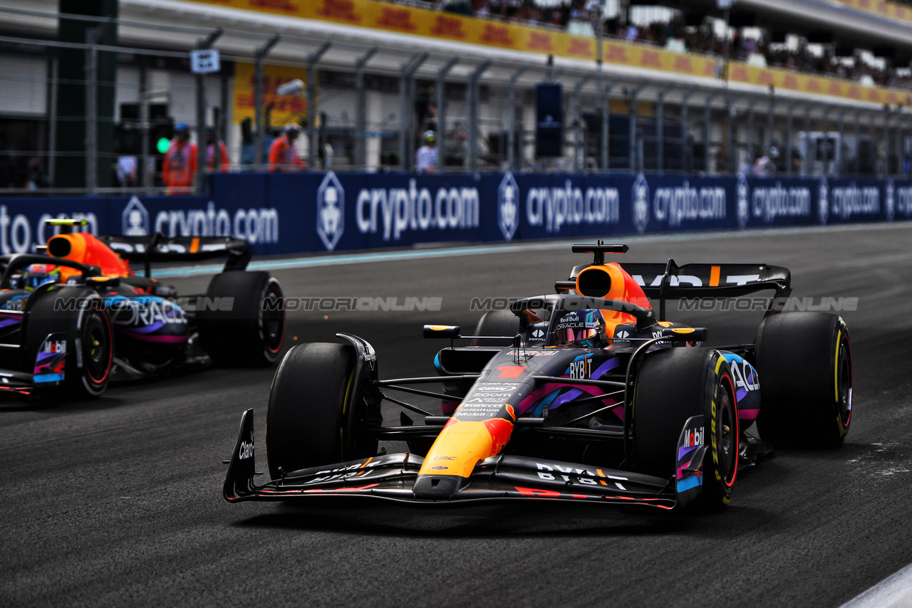 GP MIAMI, (L to R): Sergio Perez (MEX) Red Bull Racing RB19 e Max Verstappen (NLD) Red Bull Racing RB19 battle for the lead of the race.

07.05.2023. Formula 1 World Championship, Rd 5, Miami Grand Prix, Miami, Florida, USA, Gara Day.

- www.xpbimages.com, EMail: requests@xpbimages.com ¬© Copyright: Price / XPB Images