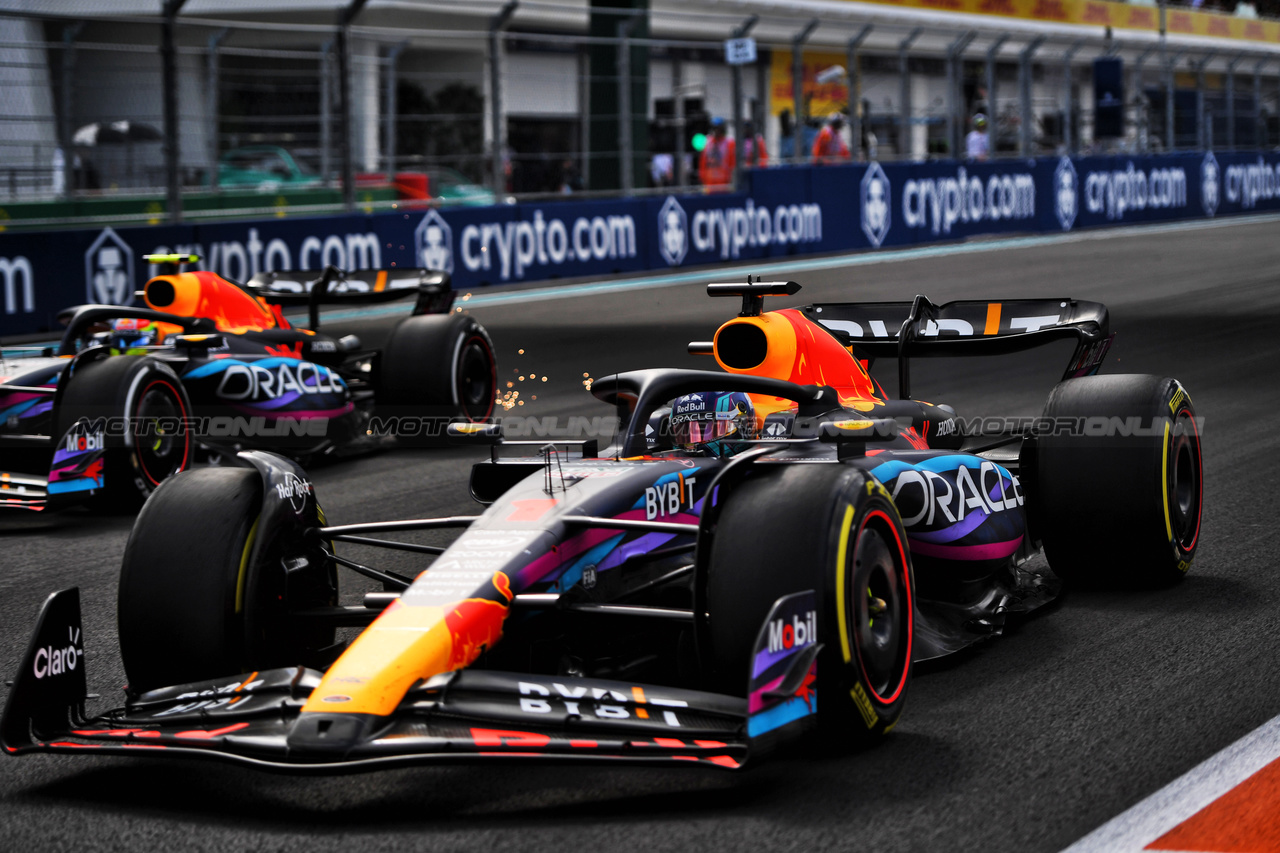 GP MIAMI, (L to R): Sergio Perez (MEX) Red Bull Racing RB19 e Max Verstappen (NLD) Red Bull Racing RB19 battle for the lead of the race.

07.05.2023. Formula 1 World Championship, Rd 5, Miami Grand Prix, Miami, Florida, USA, Gara Day.

- www.xpbimages.com, EMail: requests@xpbimages.com ¬© Copyright: Price / XPB Images