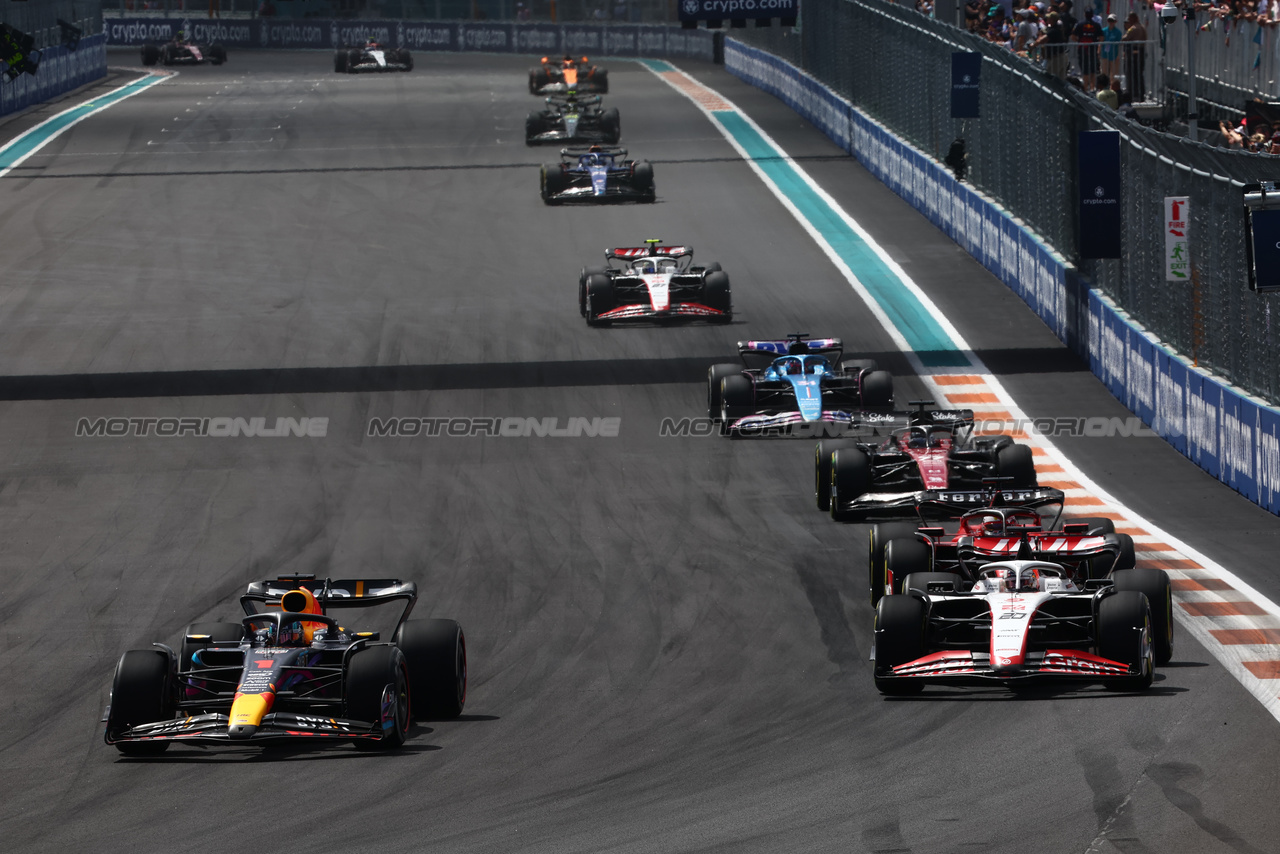 GP MIAMI, Max Verstappen (NLD) Red Bull Racing RB19 passes Kevin Magnussen (DEN) Haas VF-23.

07.05.2023. Formula 1 World Championship, Rd 5, Miami Grand Prix, Miami, Florida, USA, Gara Day.

- www.xpbimages.com, EMail: requests@xpbimages.com ¬© Copyright: Batchelor / XPB Images